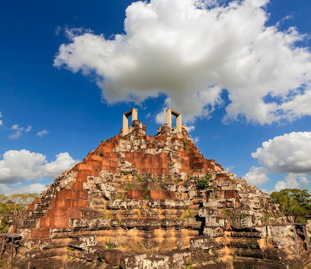 Angkor Wat es un enorme complejo de templos hindúes en Camboya...