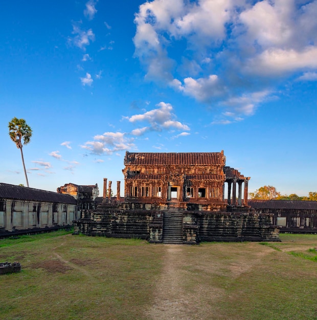 Angkor Wat es un enorme complejo de templos hindúes en Camboya...