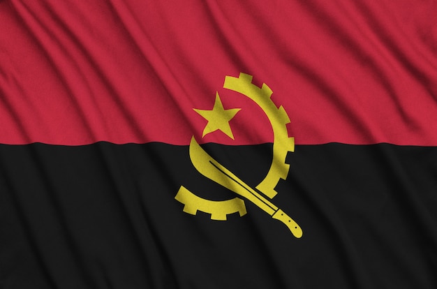 Angola-Flagge ist auf einem Sportstoff mit vielen Falten abgebildet.