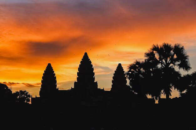 Foto angor wat en la silueta del templo del amanecer complejo de templos budistas en camboya