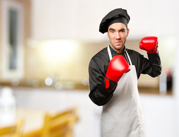 Angry Chef mit einem Boxhandschuh