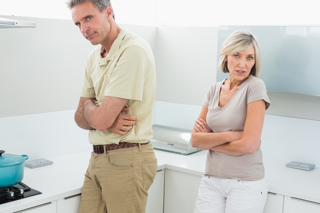 Angry couple depois de uma briga na cozinha