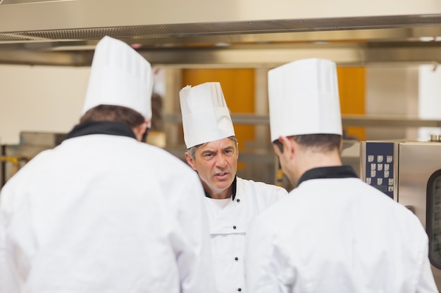 Angry head chef regañando empleados