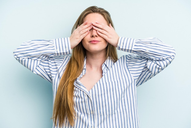 Foto angst, die augen mit den händen zu bedecken