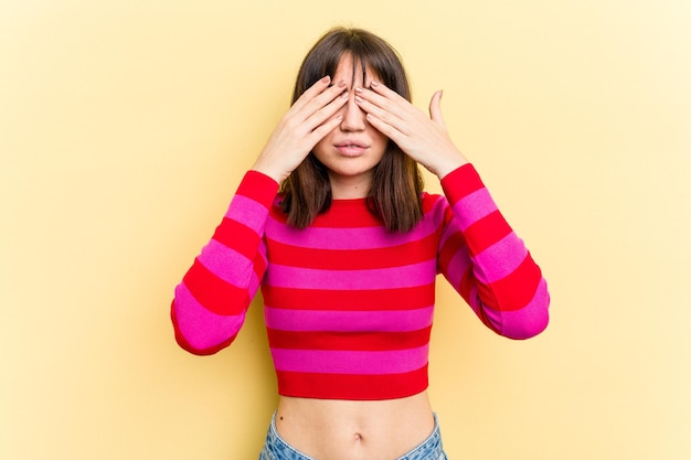 Foto angst, die augen mit den händen zu bedecken