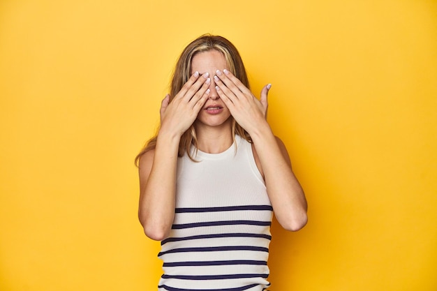 Foto angst, die augen mit den händen zu bedecken