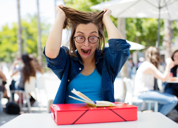 Angst junge Frau an der Universität