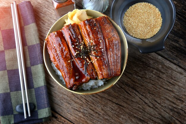 Anguila japonesa a la plancha con arroz.