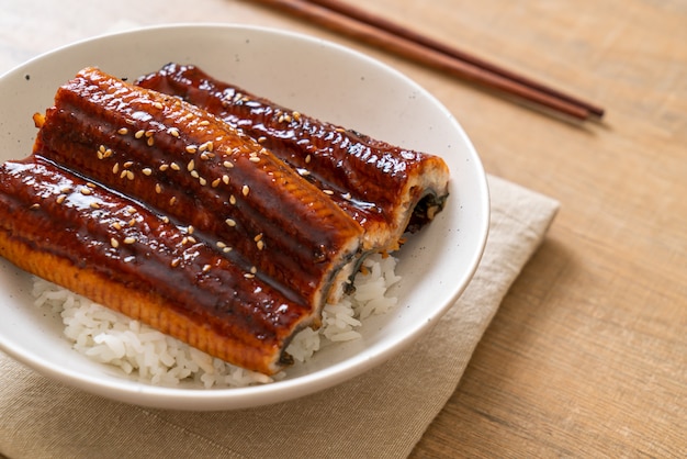Anguila japonesa a la plancha con cuenco de arroz o Unagi don