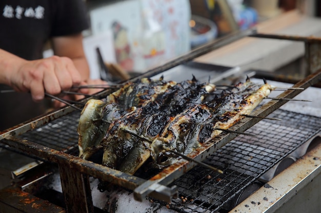 Anguila parrilla en restaurante japonés