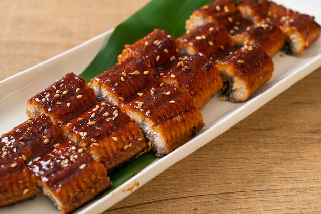 Anguila a la parrilla en rodajas o unagi a la parrilla con salsa (Kabayaki), estilo de comida japonesa