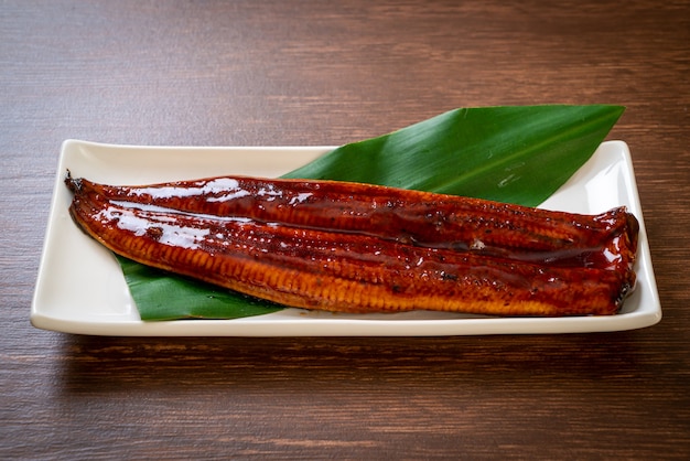 anguila a la plancha o unagi a la plancha con salsa