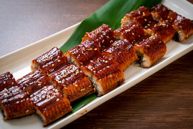 anguila a la plancha en rodajas o unagi a la plancha con salsa