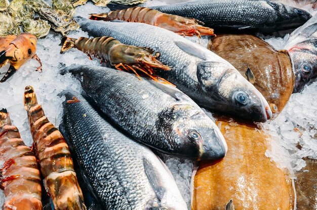 Fresco un pescado congelado hielo en el supermercado 27541498 Foto