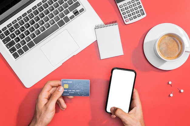 Ángulo alto de compras en línea con espacio de copia