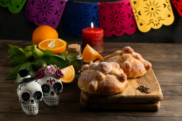 Ângulo alto da pan de muerto com vela e caveira