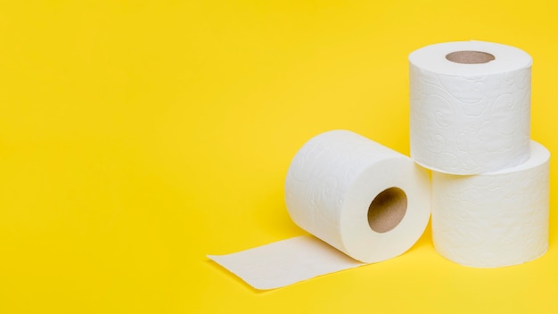 Ángulo alto de rolos de papel higiénico com espaço de cópia