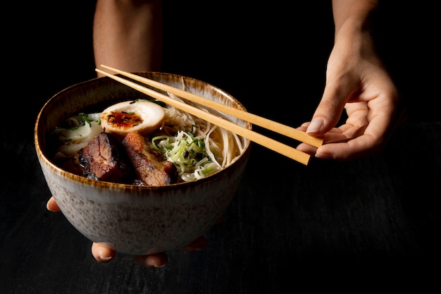 Foto Ângulo alto do delicioso ramen na tigela