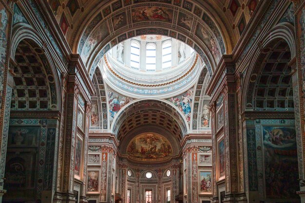 Foto Ángulo bajo de la co-catedral basílica de sant andrea la iglesia más grande de mantua, italia