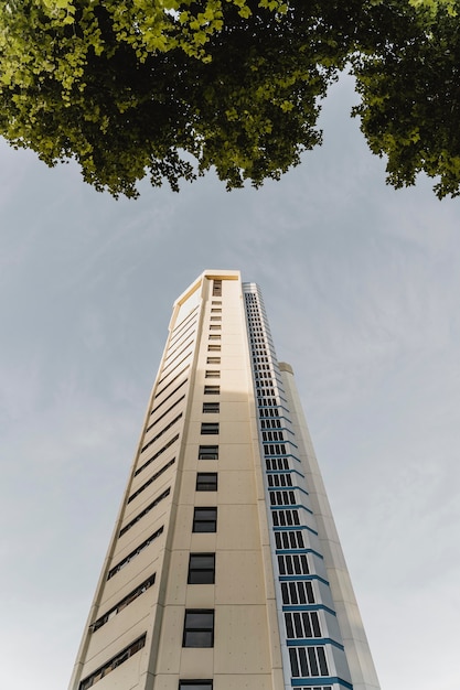 Ángulo bajo de edificio alto en la ciudad.