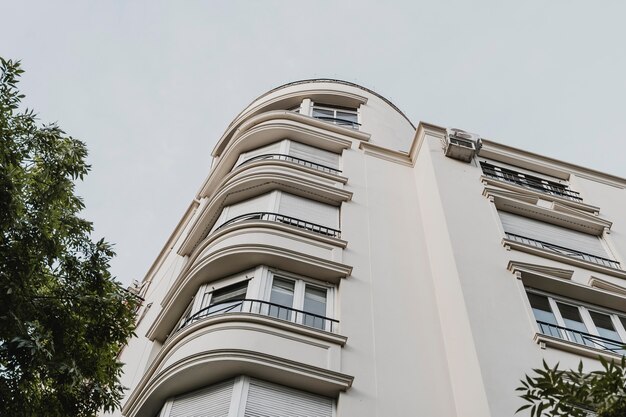 Foto Ángulo bajo de edificio en la ciudad.