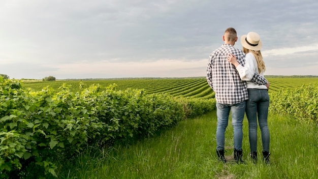 Bajo ángulo joven pareja en la granja