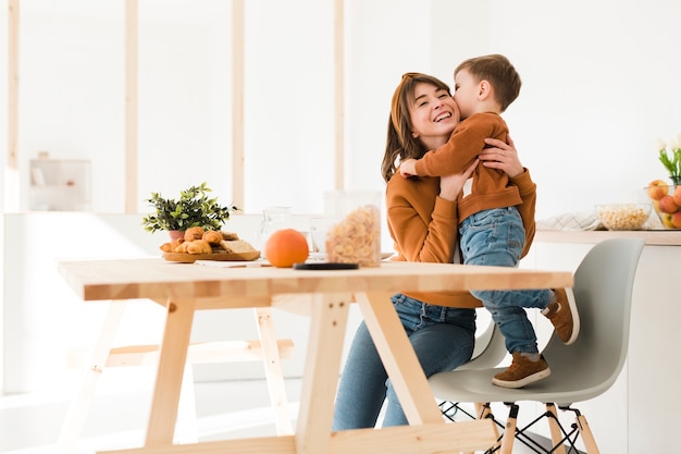 Foto Ángulo bajo mamá jugando con hijo