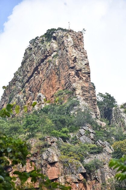 Foto el ángulo de la montaña que la divide en dos partes visibles se conoce como ugra sthambham