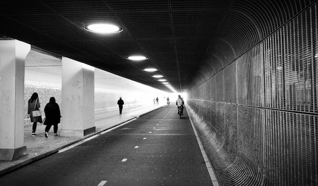 Angulo panoramico de la vista frontal del tunel. metro estación de metro amsterdam países bajos