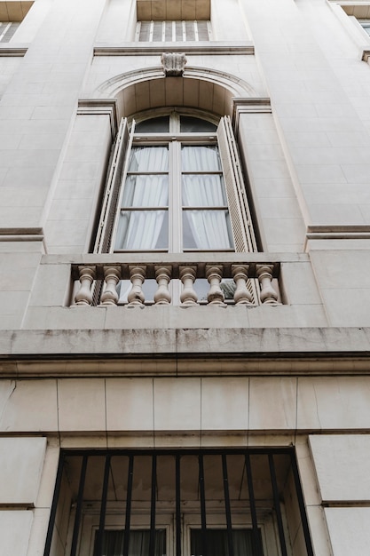 Foto Ángulo bajo de ventanas en el edificio de la ciudad