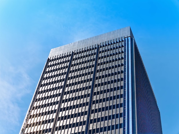 Foto Ángulo de visión baja de un edificio contra el cielo azul claro