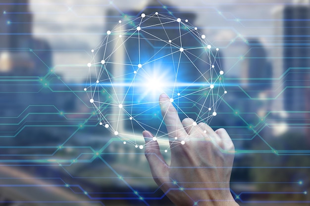 Ángulo de visión bajo de la mano en el equipo de iluminación iluminado