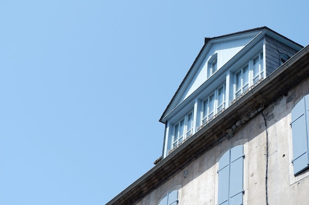 Ángulo de visión sobre la casa retro de color azul pastel en la ciudad de Arreau Francia