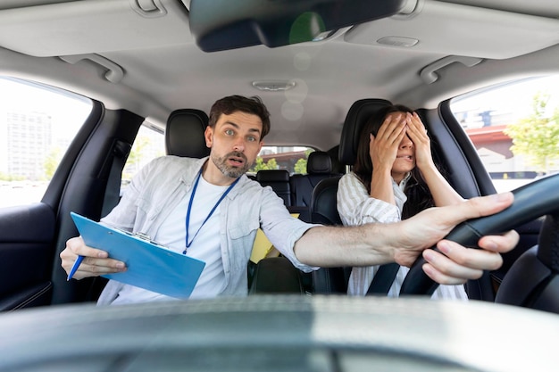 Angustiado milenario auto instructor toma examen en mujer joven