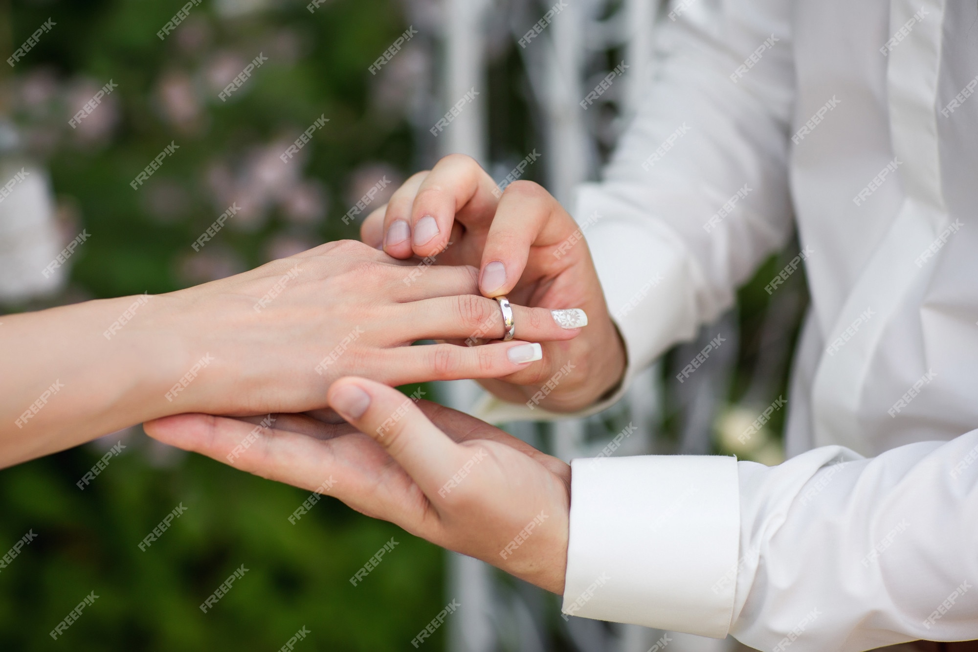 Anillo. anillos de manos de novios en el solemne proceso de intercambiar anillos de boda, simbolizando la creación de una nueva familia feliz. | Foto Premium