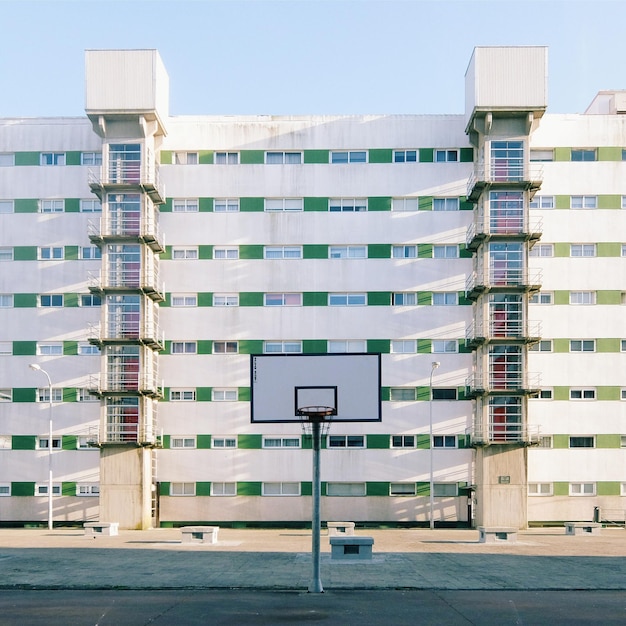 Anillo de baloncesto contra el edificio