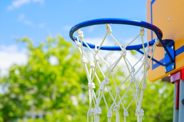 Anillo de baloncesto sobre fondo de cielo azul