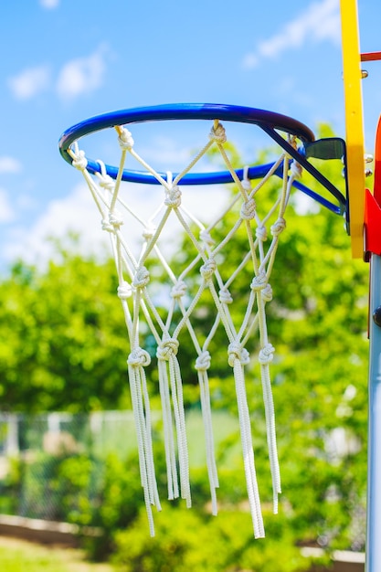 Anillo de baloncesto sobre fondo de cielo azul