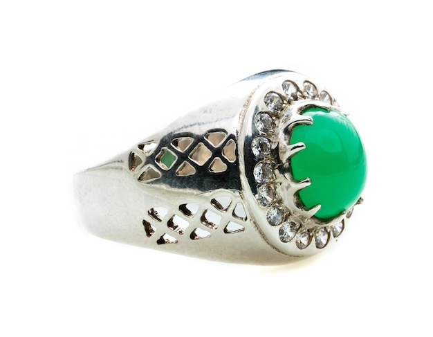 anillo de banda verde esmeralda sobre fondo blanco