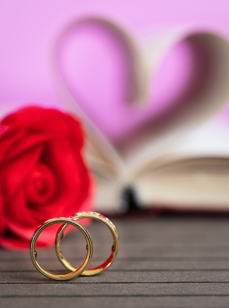 Anillo de boda con páginas de libro en forma de corazón curvo con rosa roja