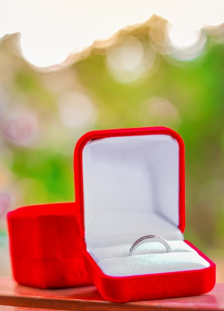 Anillo de bodas en caja roja