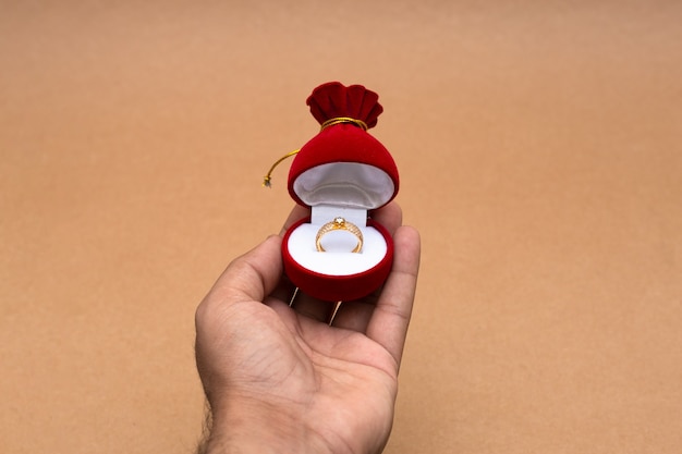 Anillo de bodas en una caja roja