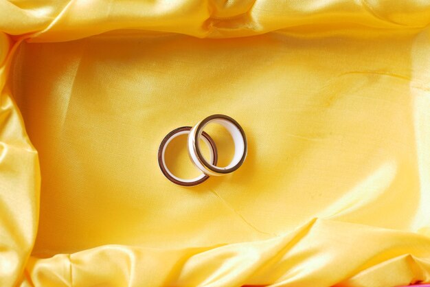 Anillo de bodas en una caja sobre fondo amarillo