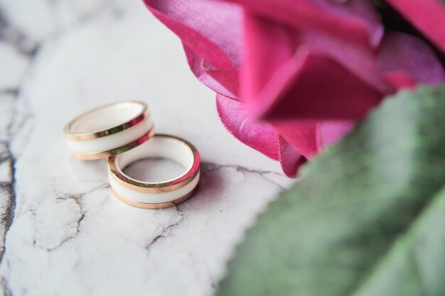 Anillo de bodas en una caja sobre fondo de madera