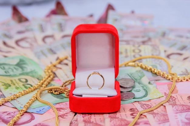 Anillo de bodas colocado en dinero, ceremonia de boda tailandesa.