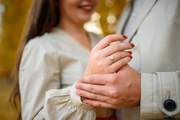 Anillo de bodas en el dedo de una niña