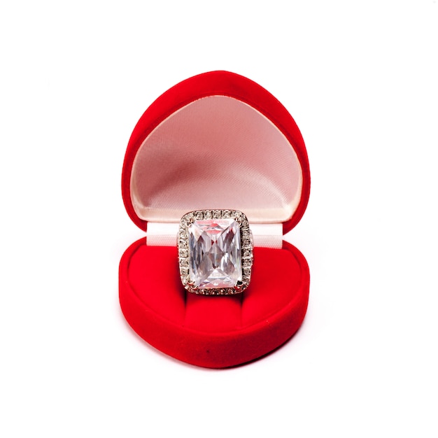 Anillo de bodas de diamante de lujo en caja de seda de terciopelo rojo con compromiso para amor