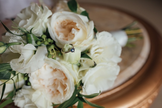 El anillo de bodas se encuentra en un ramo de novia