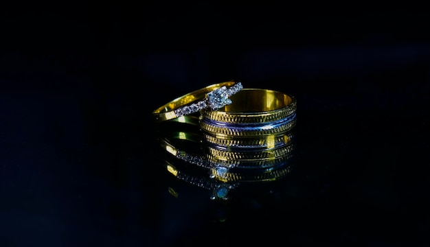 El anillo de bodas es un anillo de oro decorado con diamantes.