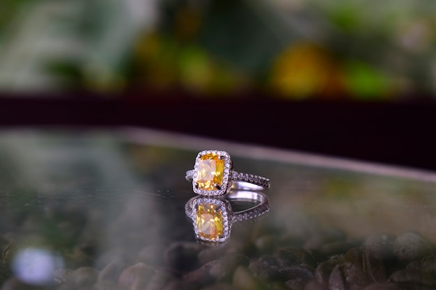 Anillo de bodas Es un hermoso y costoso anillo de diamantes amarillos para damas.